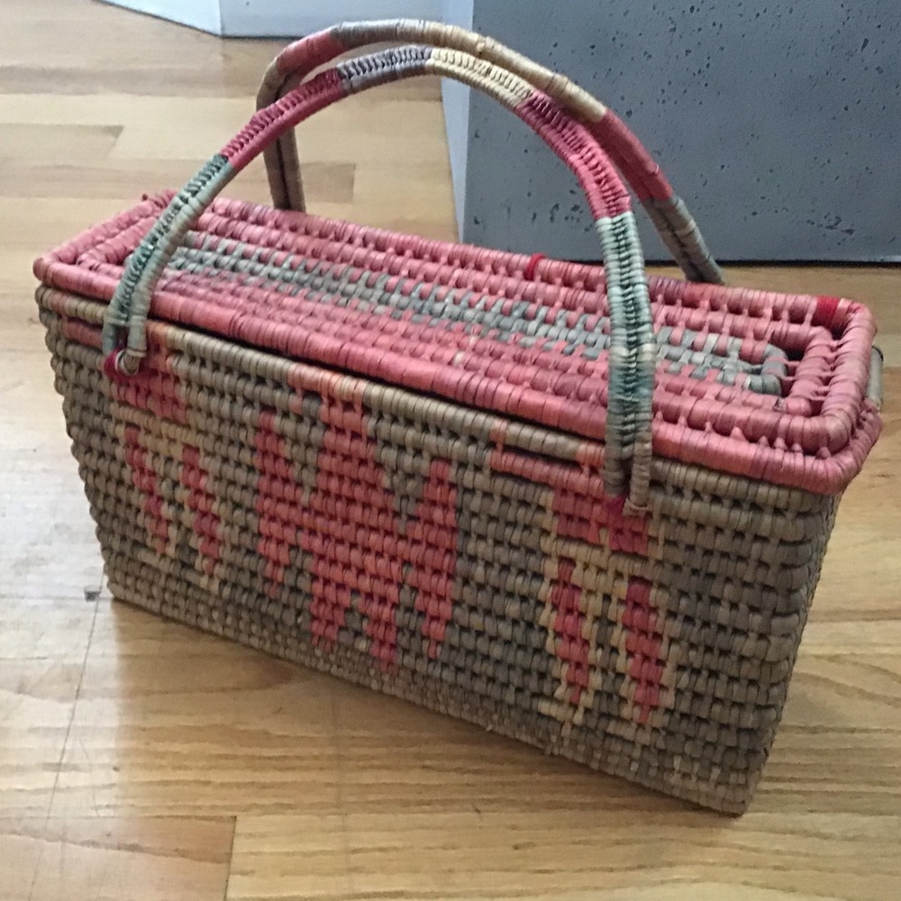 Vintage basket/purse. super cool design. unique.